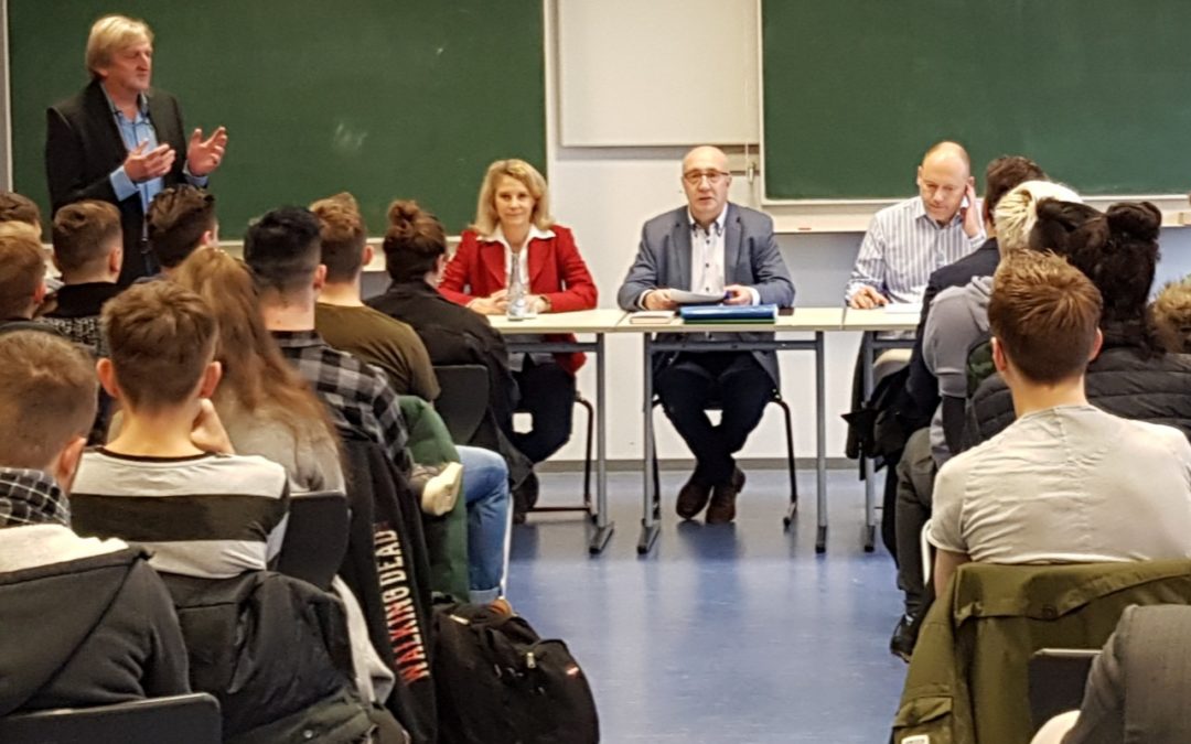 Abgeordnete Dr. Anna Köbberling fordert beim Schulbesuchstag Klarheit über Nazi-Artikel von Joachim Paul